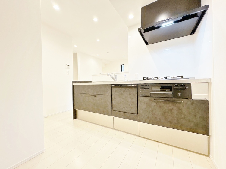 キッチン スマートな意匠と充実の機能を備えたキッチンが、暮らしにおいしい彩りを添えます。