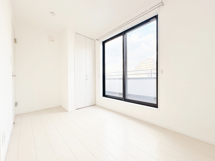 寝室 ベッドも十分に設置するスペースがあります。