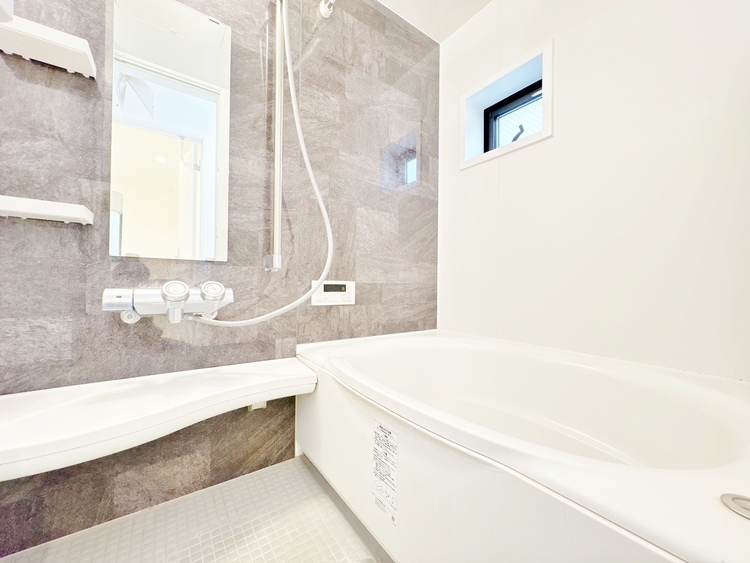 風呂 一日の疲れを癒すバスルームは、心地よいリラックスを叶える清潔感溢れる空間です。