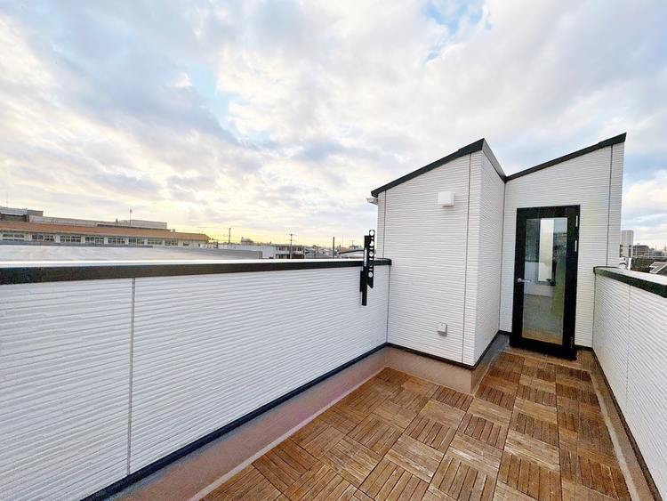 バルコニー 暮らしの中で、光と風を演出してくれるバルコニー。