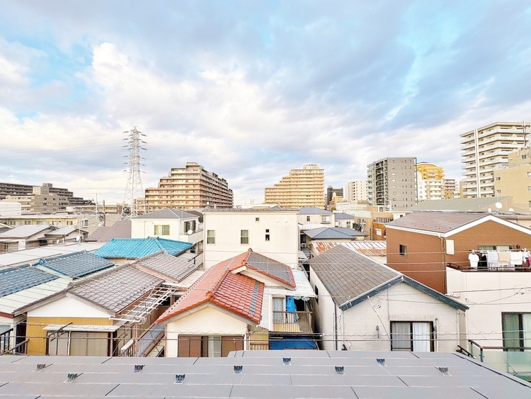 バルコニー 窓を開けると広がる青空。心をリフレッシュして日々を過ごしていきましょう。