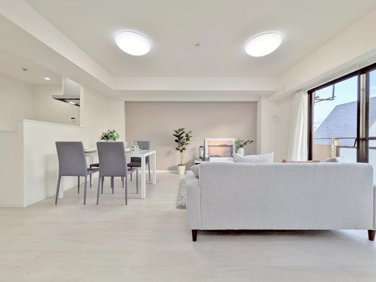 居間 快適に過ごす毎日を求めて、暮らしの中でご自身の「マイホーム」に創り上げてください。