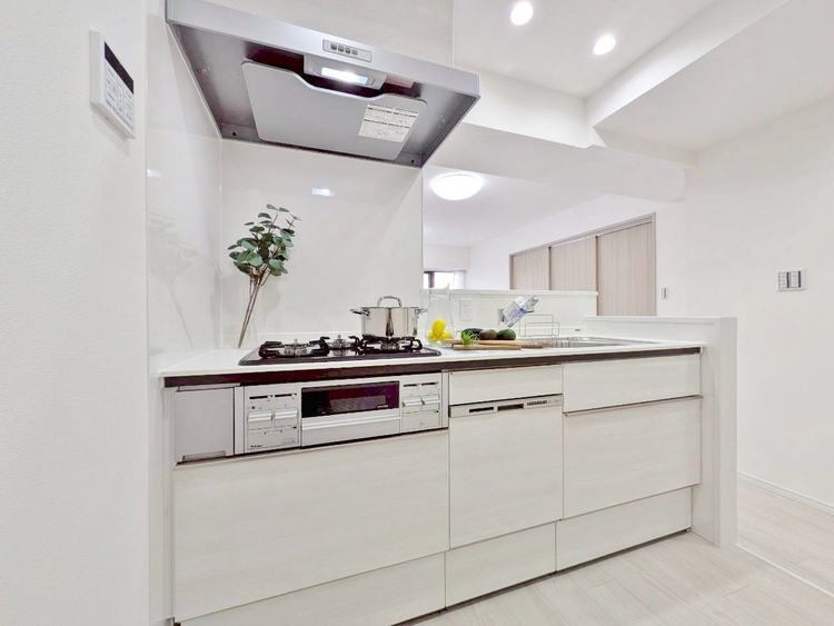 キッチン スマートな意匠と充実の機能を備えたキッチンが、暮らしにおいしい彩りを添えます。