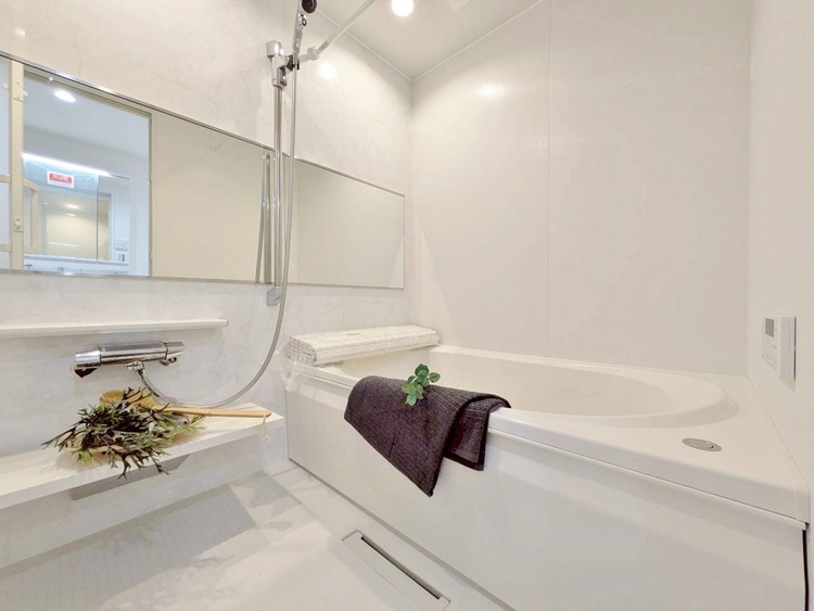 風呂 一日の疲れを癒すバスルームは、心地よいリラックスを叶える清潔感溢れる空間です。