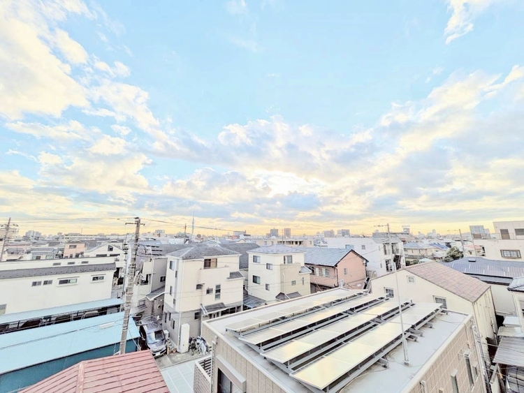 バルコニー 窓を開けると広がる青空。心をリフレッシュして日々を過ごしていきましょう。