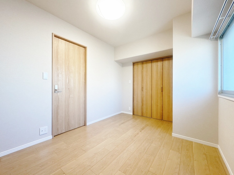 寝室 ベッドも十分に設置するスペースがあります。