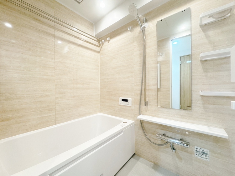 風呂 一日の疲れを癒すバスルームは、心地よいリラックスを叶える清潔感溢れる空間です。