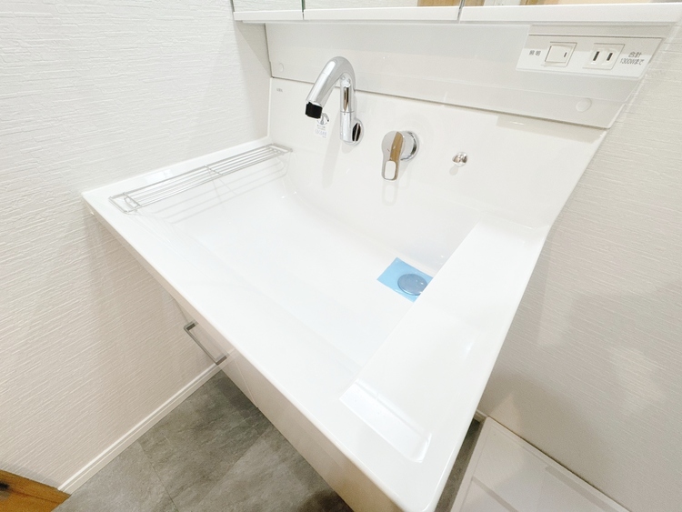 洗面 何かと物が増える場所だからこそ、スッキリと見映えの良い空間に。