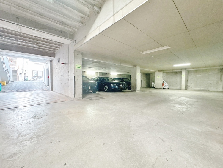 駐車場 本物件の駐車スペースです。車種制限のある場合もございますので、お気軽にお問い合わせくださいませ。