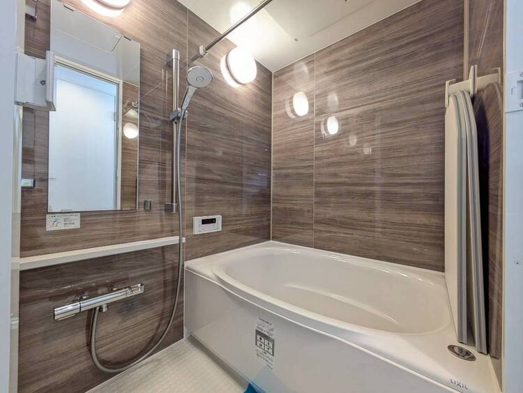 風呂 一日の疲れを癒すバスルームは、心地よいリラックスを叶える清潔感溢れる空間です。