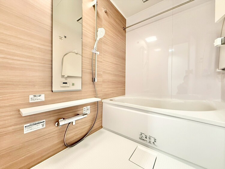 風呂 一日の疲れを癒すバスルームは、心地よいリラックスを叶える清潔感溢れる空間です。