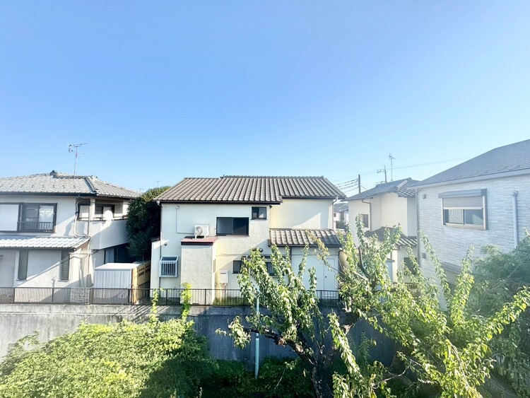 バルコニー 窓を開けると広がる青空。心をリフレッシュして日々を過ごしていきましょう。