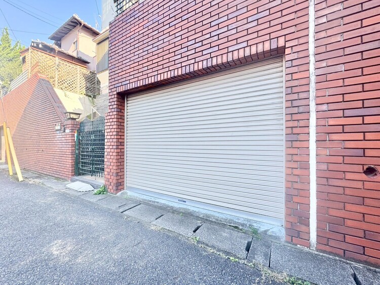 駐車場 本物件の駐車スペースです。車種制限のある場合もございますので、お気軽にお問い合わせくださいませ。