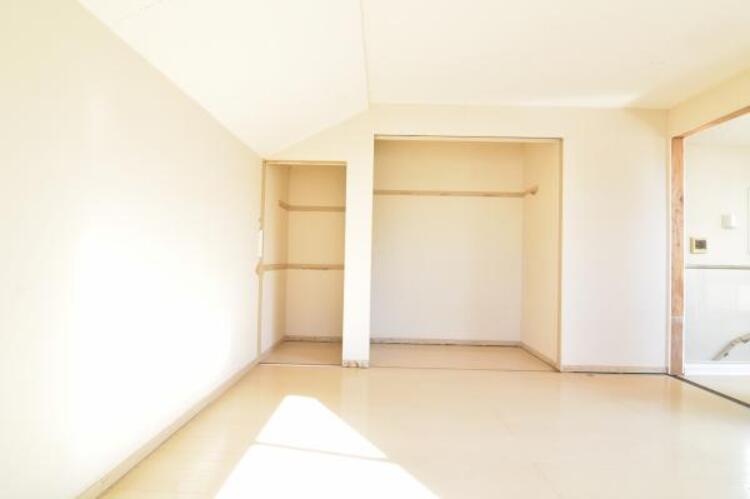 収納 大きなクローゼット。お子様のオモチャはもちろん、パパのスーツやママのバッグまでたっぷり収納できそうですね。