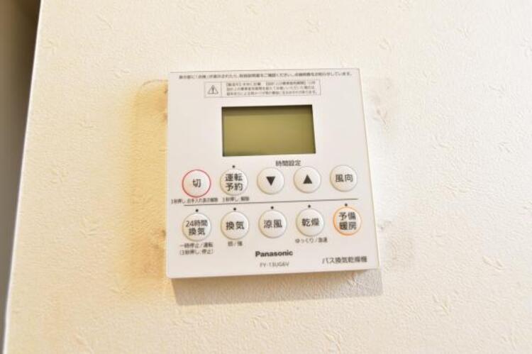 設備 浴室には浴室暖房・乾燥がついておりますので、ご家族の多い方でも、天気の悪い日でも楽をして部屋干しの嫌な匂いせずお洋服を乾かせます。