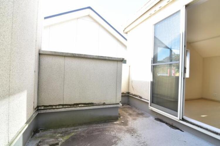 バルコニー 自分だけのプライベート空間。都会の喧騒を忘れてリラックスできる空間になるでしょう。