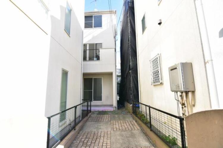 駐車場 玄関につながる駐車スペースなので重い荷物の出し入れの負担を最小限に抑えられます。小さなお子様も安心・安全の乗り降りが出来ますね。