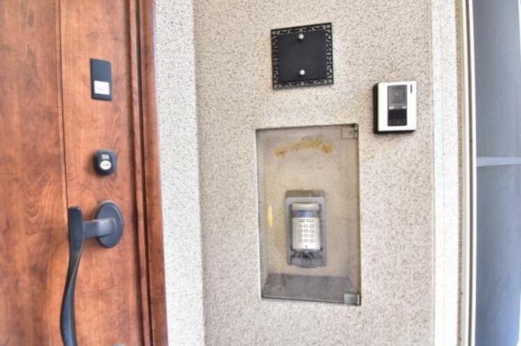 その他 玄関はオートロック付きで防犯性に優れています。