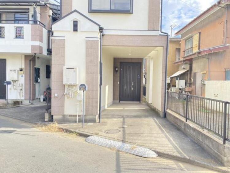 駐車場 建物につながる駐車スペース。重い荷物や大きな荷物の出し入れも安心です。