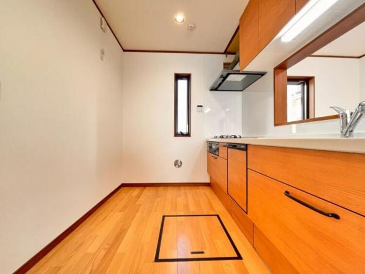 キッチン 広々としたキッチンスペース。収納力のあるキッチンは料理が捗ります。カップボートや冷蔵庫を置いても十分なスペースができます。