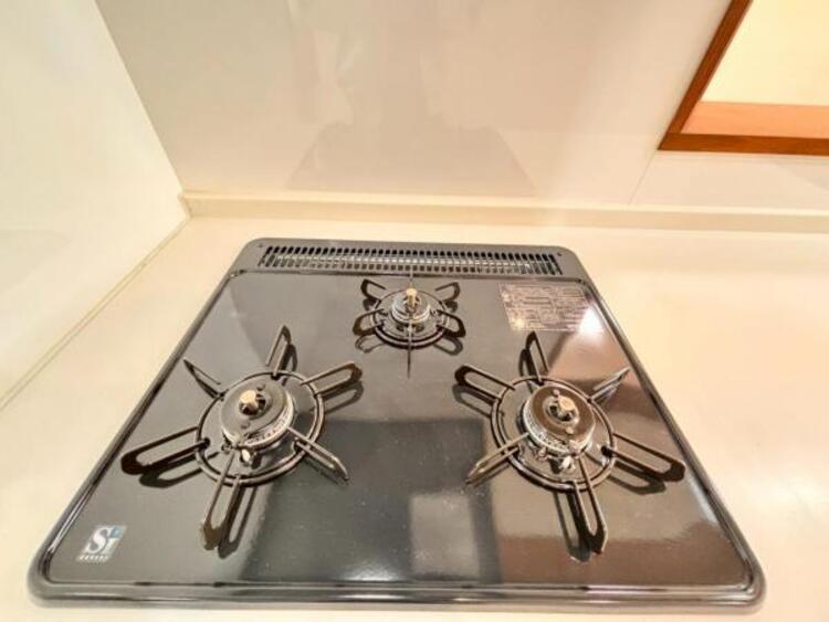 キッチン 料理の幅を拡げてくれる三口コンロの使いやすいシステムキッチンを採用。