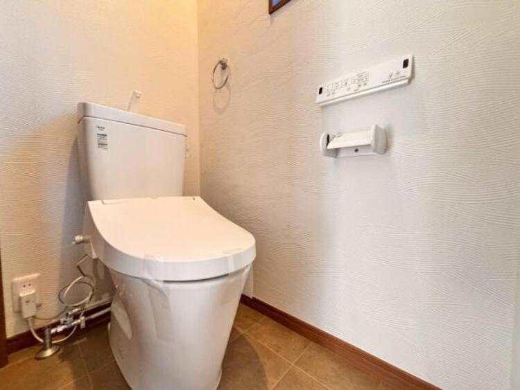 トイレ ウォシュレット付きのトイレ。落ち着いた空間で安らぎのひとときをお過ごしいただけます。