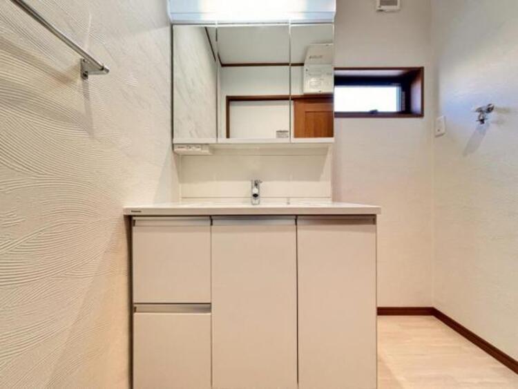 洗面 三面鏡の付いた洗面化粧台は、鏡面裏側にも機能的な収納を配置。普段使いの洗面小物やスキンケア用品などが衛生的に保管できます。