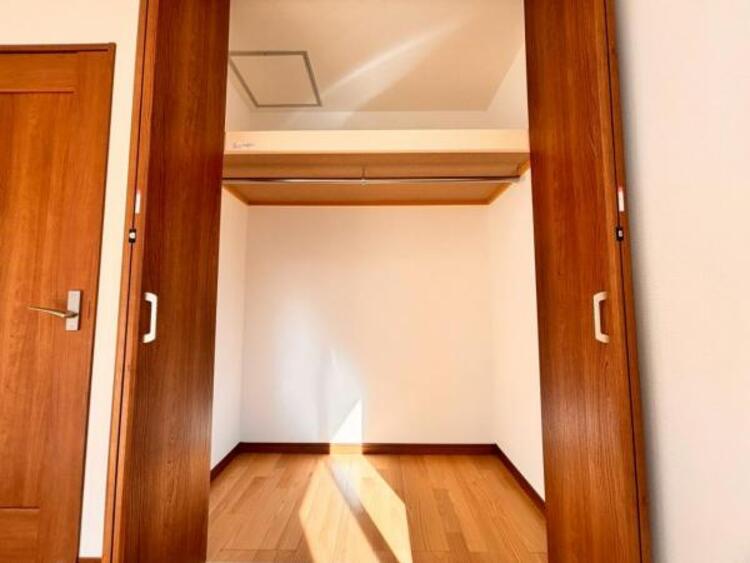 収納 クローゼットには棚やハンガーパイプが付いており、スーツや上着などがスッキリ収納可能です。