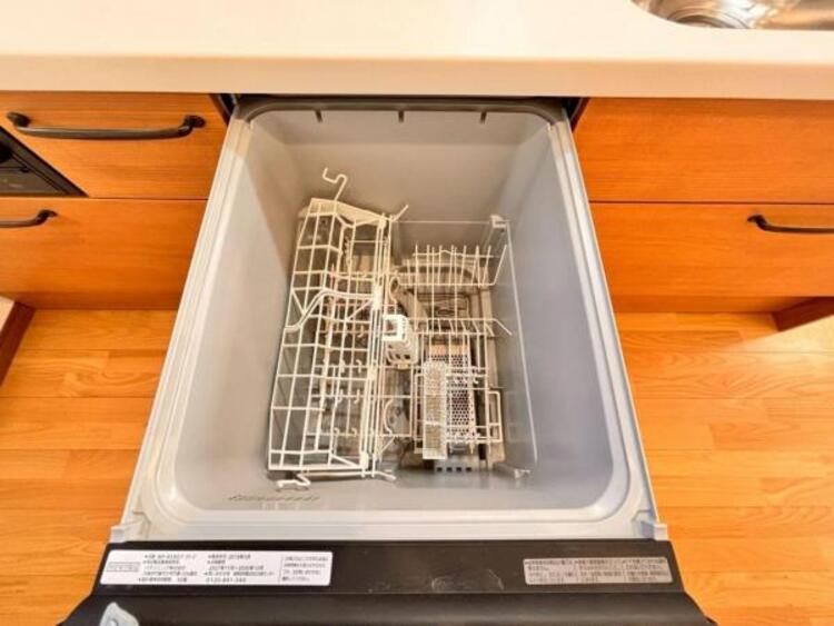 設備 食器洗浄乾燥機　食器の後片付けに便利な食器洗浄乾燥機を標準装備。ビルトインタイプなので見た目もスッキリ、特に共働き世帯のご家族には必須品です。