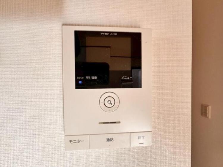 設備 TVモニター付インターホン　来訪者を確認できるTVモニター付インターホン。特に奥様やお子様だけでの在宅が多いご家族には必需品。録画機能付きなら後から確認もできます。