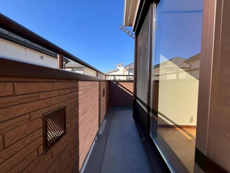 バルコニー 陽の光に照らされるバルコニーを、爽やかな涼風が吹き抜けていきます。