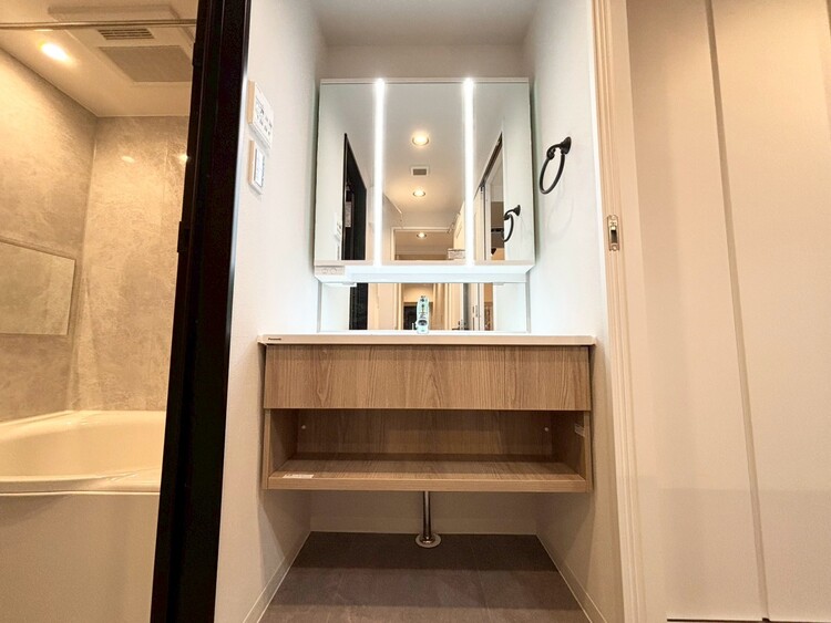 その他 清潔感を感じられる洗面化粧台。