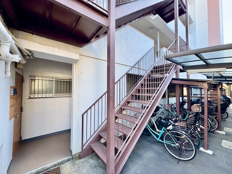 その他 共用部の階段です。明るく清潔に管理されています。