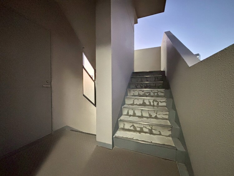 その他 共用部の階段です。明るく清潔に管理されています。