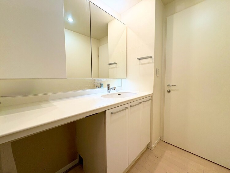 その他 清潔感を感じられる洗面化粧台。