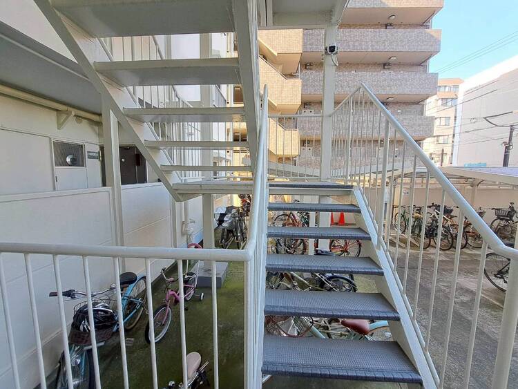 その他 共用部の階段です。明るく清潔に管理されています。