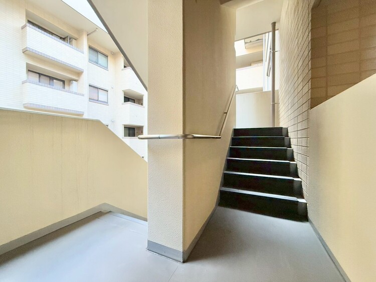 その他 共用部の階段です。明るく清潔に管理されています。