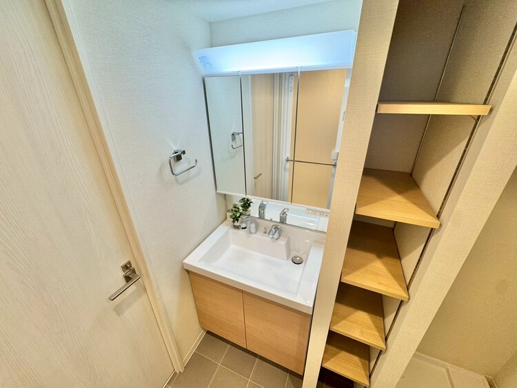 その他 清潔感を感じられる洗面化粧台。