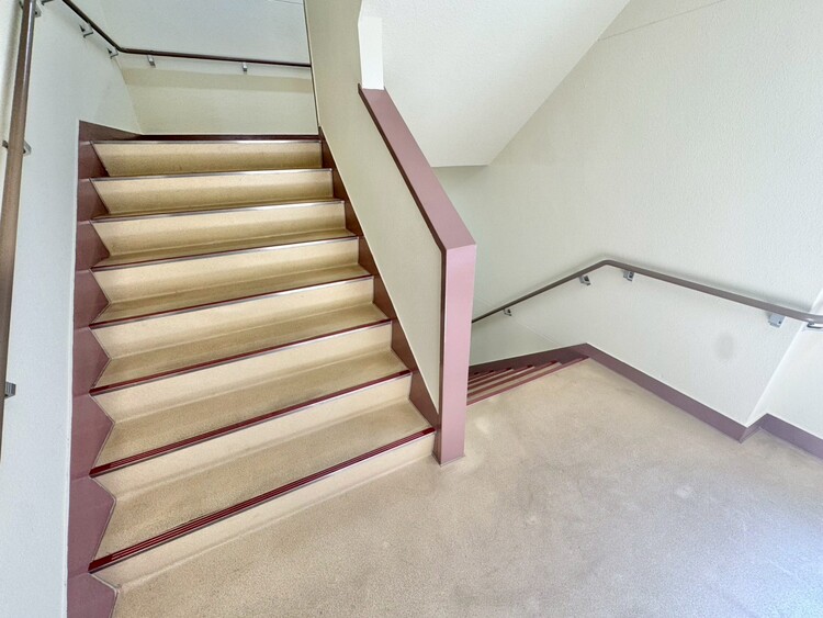 その他 共用部の階段です。明るく清潔に管理されています。