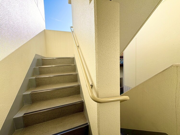 その他 共用部の階段です。明るく清潔に管理されています。