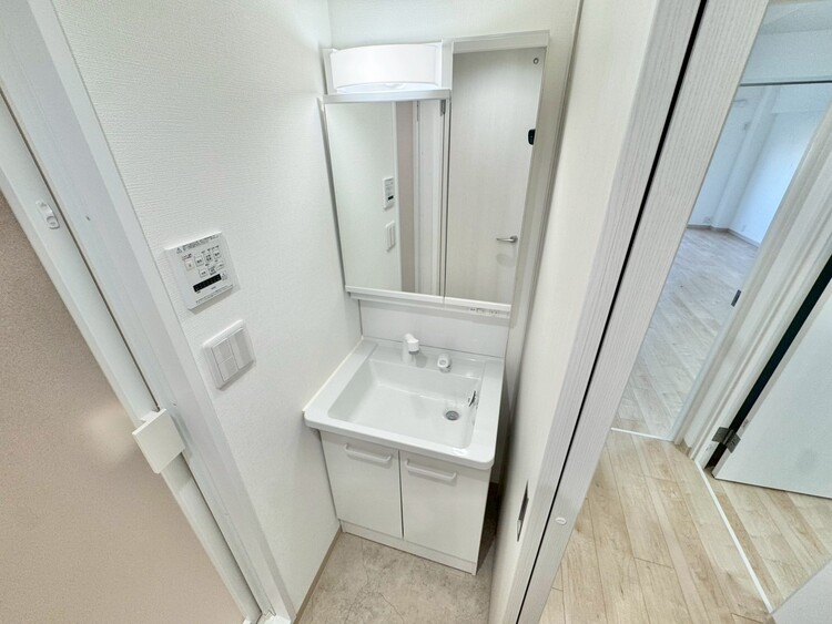 その他 清潔感を感じられる洗面化粧台。