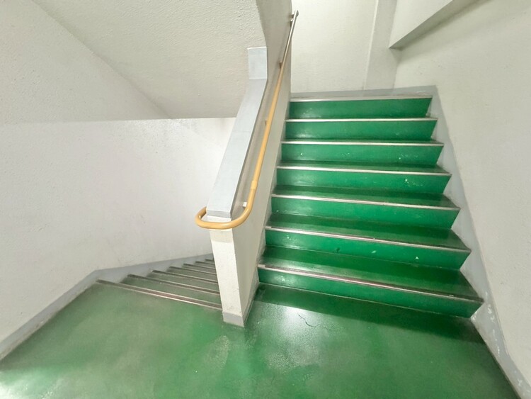 その他 共用部の階段です。明るく清潔に管理されています。