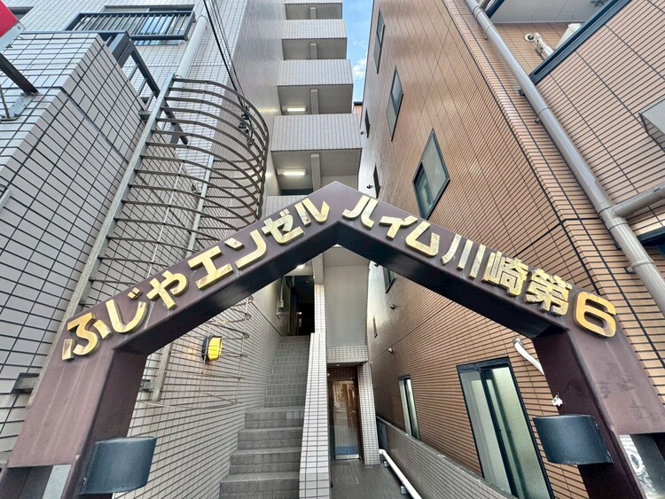 その他 スタイリッシュなエンブレム。お洒落なマンションは入り口から。