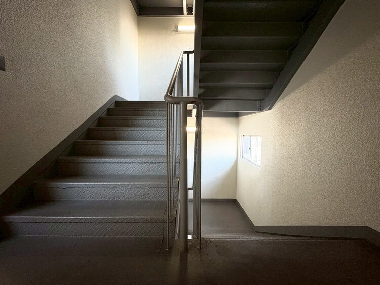 その他 共用部の階段です。明るく清潔に管理されています。