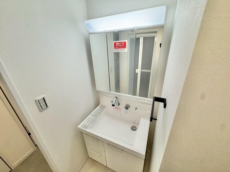 その他 清潔感を感じられる洗面化粧台。