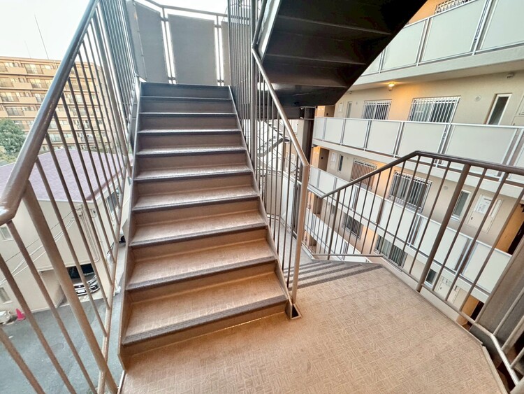 その他 共用部の階段です。明るく清潔に管理されています。