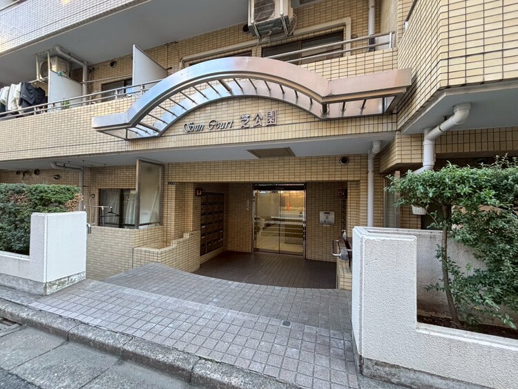 その他 上質感漂う玄関アプローチです。