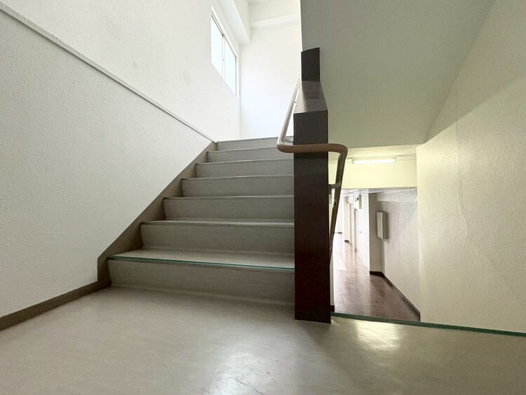 その他 共用部の階段です。明るく清潔に管理されています。