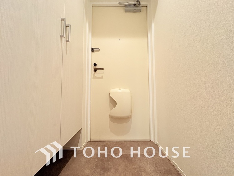 玄関 飾り過ぎないシンプルな内装の玄関