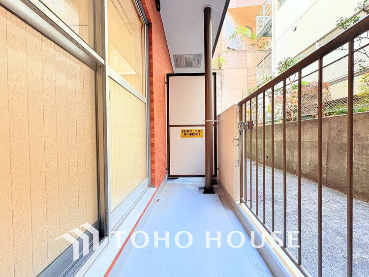 バルコニー 日当たりの良いバルコニーで晴れの日の洗濯物も楽しみになりますね